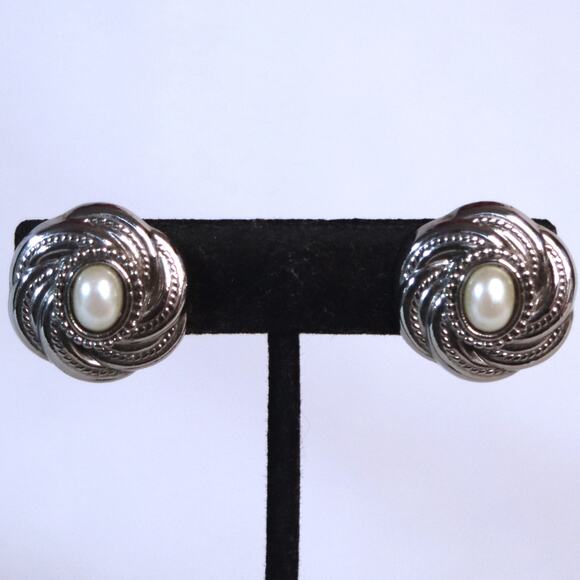 Unsigned Loree Earrings By 1928 Pearly Bead Silver Tone Swirl Clip Ons - Picture 5 of 8